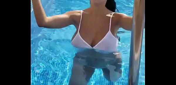  Peituda na piscina qual o nome dela big tits in pool Who is she